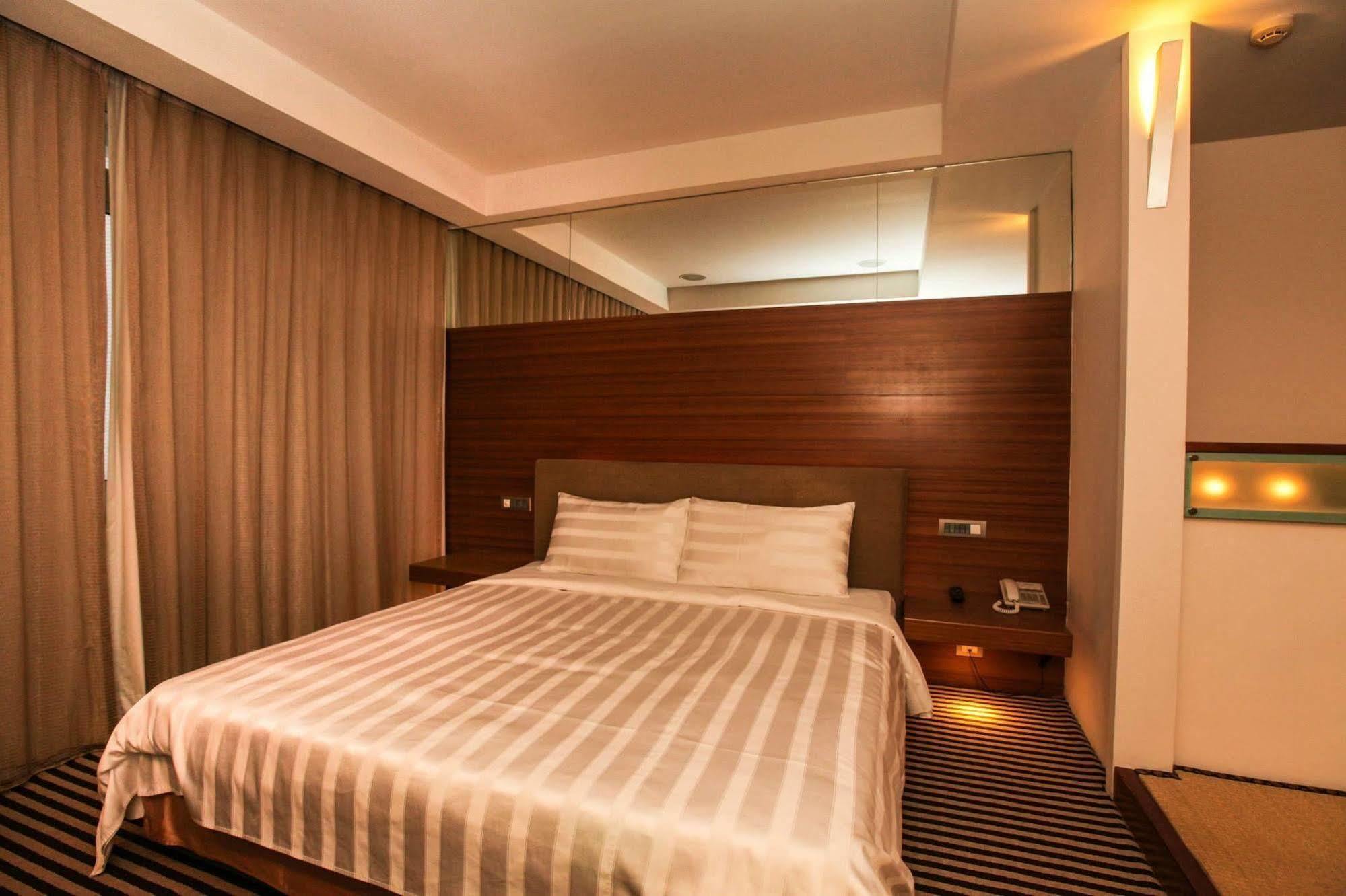 Edinburgh Motel Tainan Eksteriør bilde